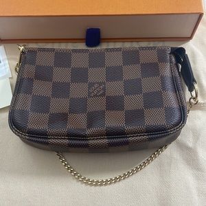 Brand New - authentic LOUIS VUITTON Mini Pochette Accessoires - BNWT